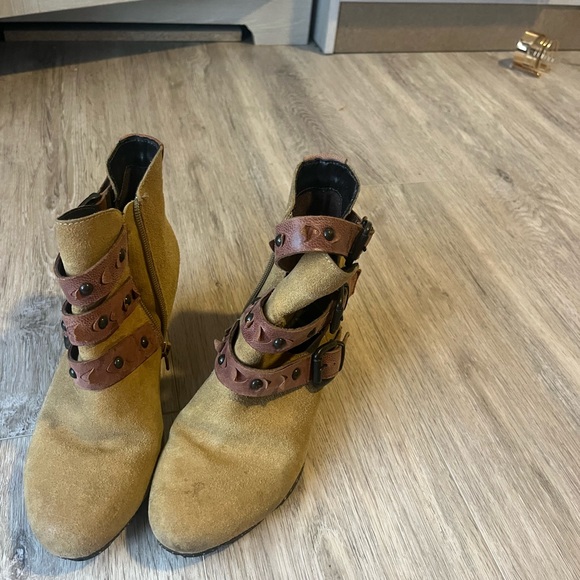 OTBT ankle boots. - Picture 2 of 3